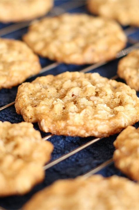 Oatmeal Crispies, Crisco Cookies, Crispy Oatmeal Cookies, Delicious Oatmeal, Crisco Recipes, Grandma Cookies, Baby Finger Foods, Walnut Cookies, Oatmeal Cookie Recipes