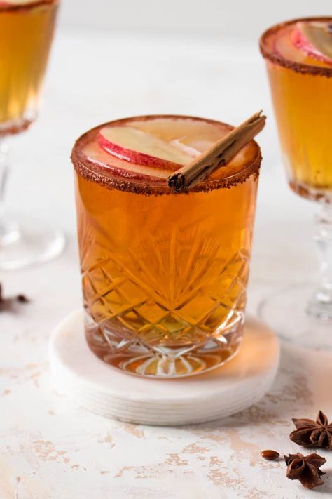 Apple Cider Whiskey Cocktail With Jack Daniel's Fire - Cooking With Elo Jack Daniels Christmas, Christmas Drink Recipes, Cider Drink Recipes, Jack Daniels Drinks, Apple Cider Whiskey, Thanksgiving Cocktail Recipes, Spiked Apple Cider, Cider Cocktail, Christmas Drinks Recipes