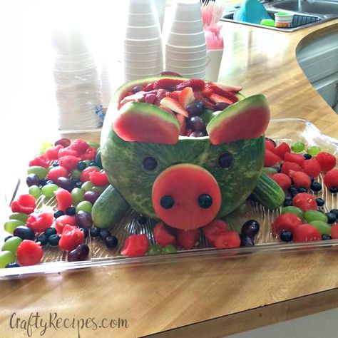 Watermelon Pig Fruit Basket - Crafty Morning Watermelon Pig, Pig Roast Party, Watermelon Basket, Farm Animals Birthday Party, Farm Themed Birthday Party, Pig Birthday Party, Watermelon Carving, Snacks For Kids, Pig Roast