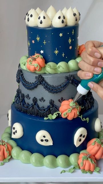 Halloween Two Tier Cakes, Two Tier Halloween Cakes, Fall Cake Decorating Ideas, Spooky Cakes, Halloween Cake Design, Cute Halloween Cakes, Slice Of Birthday Cake, Halloween Birthday Cake, Halloween Cake Ideas