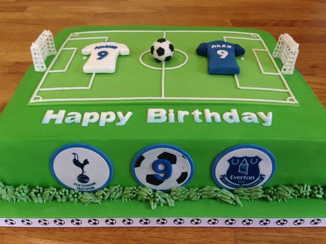 Football pitch cake Soccer Pitch Cake, Cake Decorating Football, Soccer Cake Design, Football Bday Cake, Football Cake Ideas For Men, Football Theme Cake Boys, Cake Football Birthday, Football Birthday Cakes, Football Pitch Cake