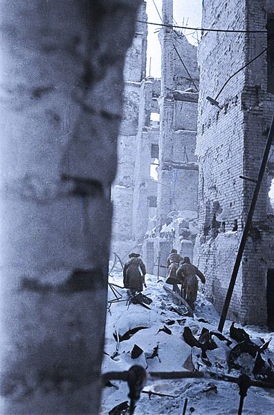 Soviet soldiers in Stalingrad battle 1942. Eastern Front Ww2, Battle Of Stalingrad, Ww2 Photos, Wwii Photos, Harbin, The Ruins, Red Army, Military History, World History