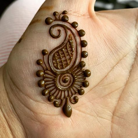 No photo description available. Mehndi Designs Finger, Henna Hand Designs, Skin Painting, Small Henna Designs, Small Henna, Tato Henna, Finger Henna Designs, Eid Mehndi Designs, Henna Tattoo Hand