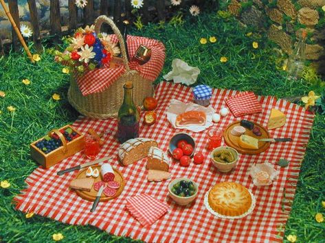 Photostream Cerise Hood, Picnic Inspiration, Picnic Date, Picnic Time, Tiny Food, Picnic Foods, Dollhouse Decor, Mini Things, Foto Ideas Instagram