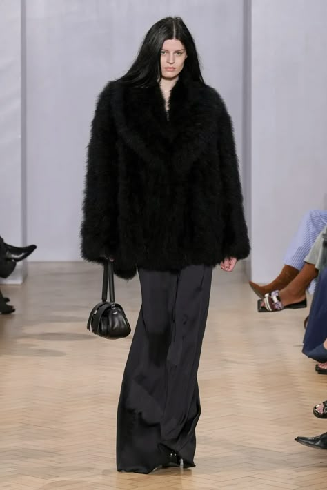 16Arlington Spring 2023 Ready-to-Wear Fashion Show | Vogue Black Fur Coat, Taylor Russell, Spring 2023 Ready To Wear, Parisienne Chic, 2023 Ready To Wear, Spring 2023, Fashion Show Collection, Kate Moss, Woodstock