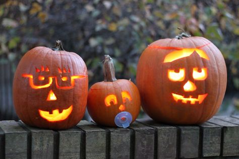 Family pumpkin carving ... Easy! Pumpkin Family, Amazing Pumpkin Carving, Easy Pumpkin Carving, Carved Pumpkins, Pumpkin Carving Designs, Pumpkin Carving Ideas, Pumpkin Carving Patterns, Baby First Halloween, Pumpkin Carvings Stencils