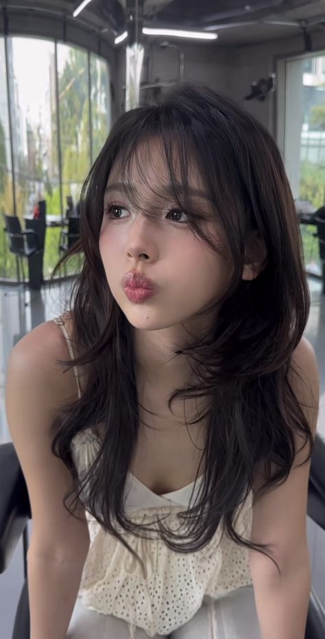 Korean Layered Hair With Bangs, Douyin Layered Hair, Asian Girl Hairstyles, Wispy Bangs With Face Framing Layers Korean, Different Types Of Bangs Korean, Asian Girl Wolf Cut Hair, Asian Haircut, Hair Inspiration Long, Hairstyles For Layered Hair