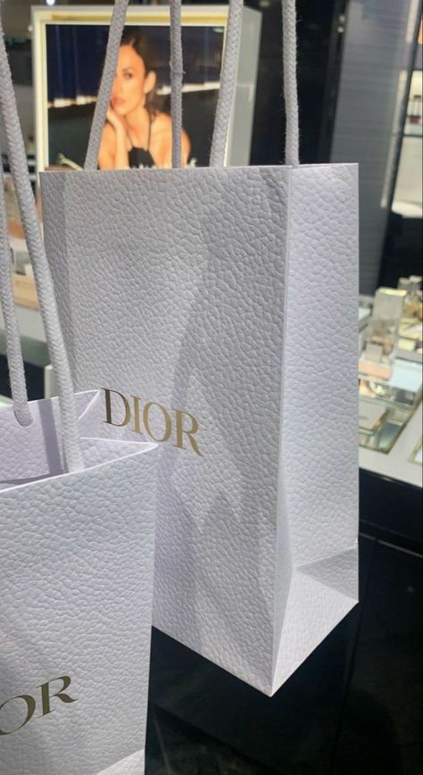 Shopping Bags Snapchat Story, Luxury Birthday Gifts, Billionaire Lifestyle Luxury Living, Dior Aesthetic, Luxury Birthday, Girls Album, Iphone Wallpaper Hipster, Cute Instagram Pictures, Story Ideas Pictures