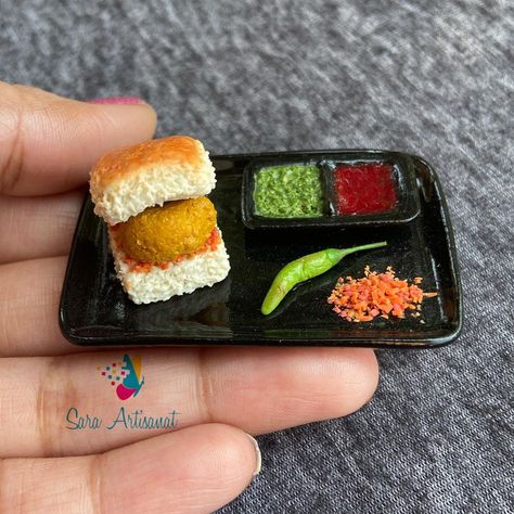 Saranya Sridhar on Instagram: “Miniature Vada Pav!!! #minifood #saraartisanat #foodminiature #foodblogger #indianfoodbloggers #indianfoods #fakefood #foodiesofinstagram…” Bubble Wrap Art, Polymer Clay Cat, Indian Miniature, Diy Magnets, Fairy House Crafts, Butterfly Cake Topper, Miniature Foods, Clay Moulding, Clay Works