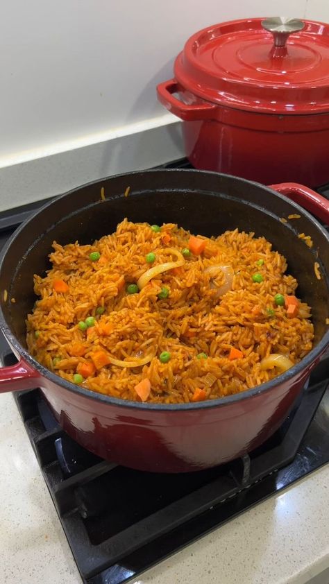 Jollof Rice Aesthetic, Jollof Rice And Chicken, Cameroonian Food, Nigerian Jollof Rice, Nigeria Food, Rice And Chicken, Fruit Ideas, Jollof Rice, Healthy Food Dishes