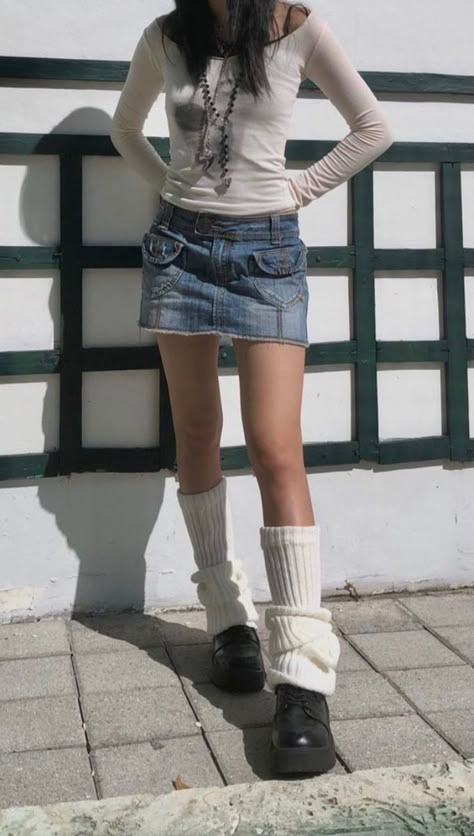 Styling Legwarmers, Summer Leg Warmer Outfit, Leg Warmer Outfits Aesthetic, Y2k Leg Warmer Outfit, Let Warmer Outfits, Outfit With Leg Warmers, 2023 Fashion Outfits, Legwarmers Outfit, Leg Warmer Outfits