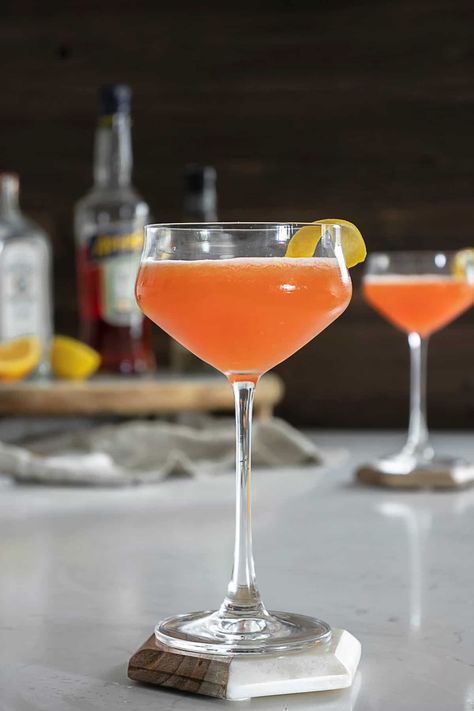 Gin aperol sour with egg whites. Aperol Sour, Popular Summer Cocktails, Paper Plane Cocktail, Triple Sec Cocktails, Lavender Martini, White Wine Spritzer, Gin Sour, Gin Lemon, Sour Cocktail