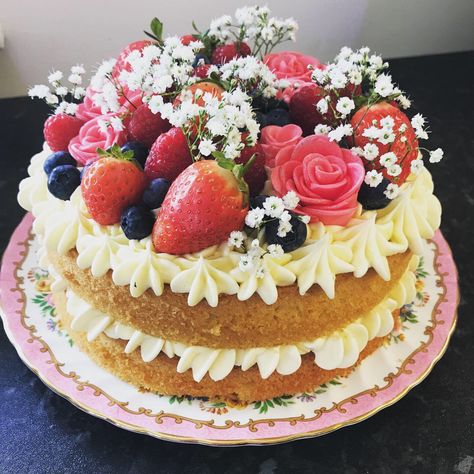 Victoria Sponge Decoration, Victoria Sponge Cake Decoration, Sponge Cake Decoration, Cake With Fruit, Flower Cake Decorations, Victoria Sponge Cake, Tech Ideas, Ruby Anniversary, Food Tech