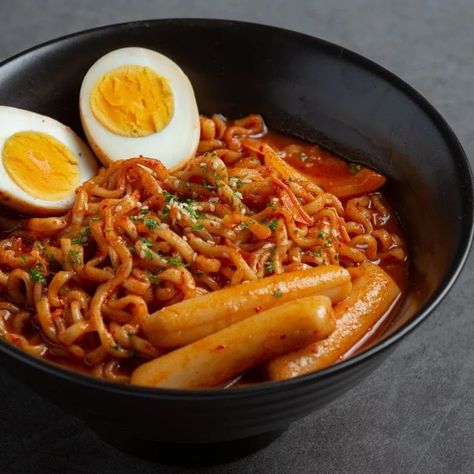 Buldak Samyang Noodles, Food Spicy Noodles, Buldak Ramen Noodle Recipes, Homemade Buldak Ramen, Pink Buldak Ramen, Buldak Noodles Aesthetic, Spicy Ramen Aesthetic, Samyang Ramen Aesthetic, Buldak Ramen Aesthetic