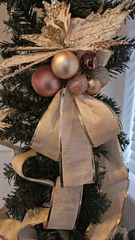 #HolidayDecor #ChristmasTips #RibbonBauble #DecoratingIdeas #FestiveTouches #DIYOrnaments #HolidayMagic #DecorInspiration #SeasonalStyle #DeckTheHalls Credit: littlepettittpad Instagram #porchchristmasdecorations #indoorchristmasdecorations #christmascabinetsdecoratingideas #christmastreedecorations #christmascoffeetabledecor #outdoorchristmasdecorations Christmas Tree Ideas Diy How To Make, Christmas Hanging Decor Ideas, Ribbons In Christmas Trees, Diy Classy Christmas Decorations, Christmas Tree Ideas Ribbon, Themed Christmas Tree Ideas 2024, Christmas Decor Ideas For The Home, Gingerbread Christmas Decorations Tree, Christmas Diyornaments