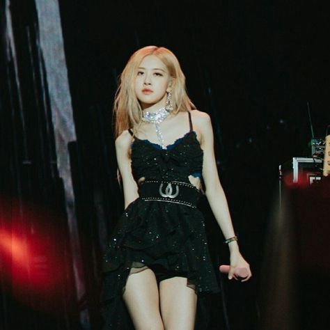 Rosé BLACKPINK Coachella Rosie Style, Rosé Stage, Rosé Coachella, Blackpink Coachella, Mode Ulzzang, Coachella 2019, Devon Aoki, Rose And Rosie, Hyun A