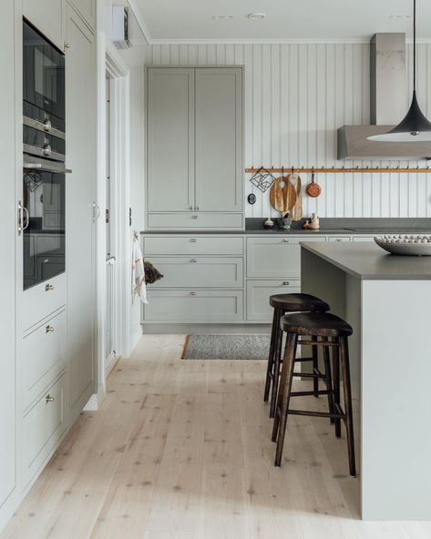 Bespoke Kitchen Cabinets, Scandinavian House, Swedish Summer, Shaker Style Kitchens, Country Style Kitchen, Interiors Magazine, Ideas Hogar, Home Luxury, Pine Floors