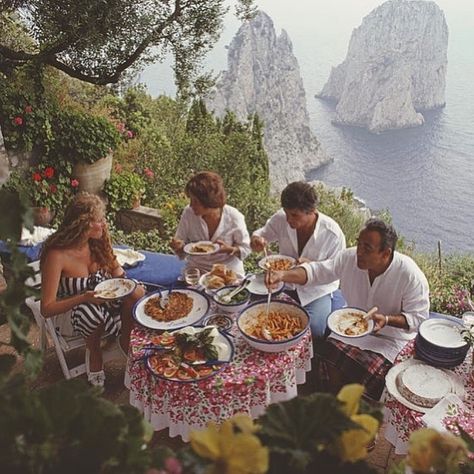 A light pasta lunch on the shores of Capri Italy 1980 Slim Aaron, Italy Vibes, Italian Aesthetic, Italy Summer, Slim Aarons, Italy Aesthetic, Europe Summer, Little Italy, Italian Summer