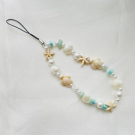 #bracelets #bead #beadedbracelets #DIY #handmade #jewelry #gemstones Bracelets Bead, Pretty Phone Cases, Phone Charms, Bracelets And Necklaces, Preppy Summer, Phone Strap, Gemstone Beaded Bracelets, Bead Bracelets, Beach Accessories