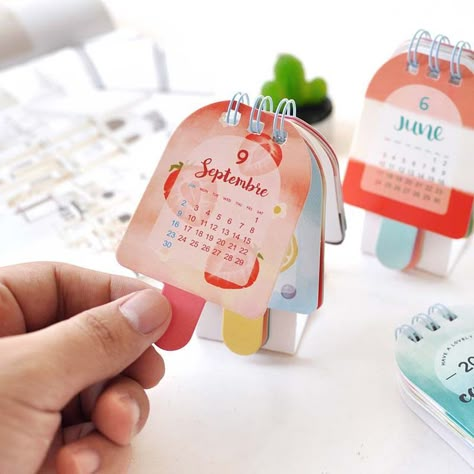 Cartoon Popsicle, Kawaii Calendar, Popsicle Diy, Calendar Design Inspiration, Diy Desk Calendar, Diy Desktop, Estilo Cartoon, Table Calendar, Creative Calendar