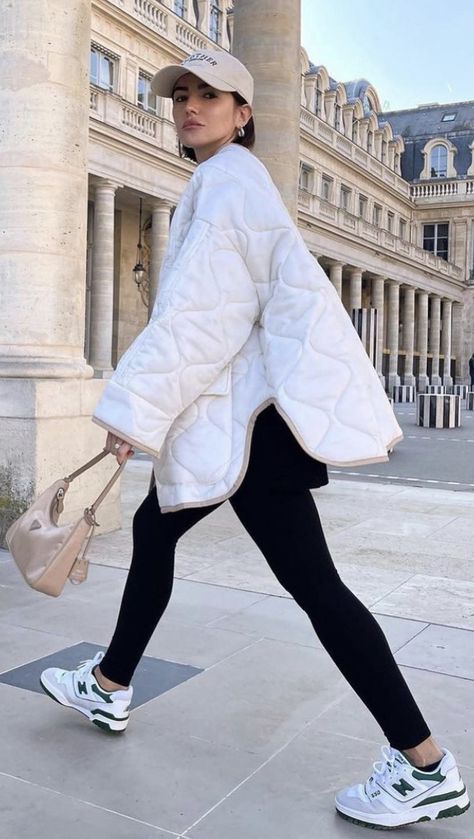 Winter Coats 2023, New Balance 550 Outfit, Coats 2023, Women's Winter Coats, New Balance Outfit, Winter Streetwear, Looks Street Style, Sporty Outfits, Winter Coats