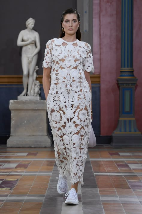 Valentino RTW Spring 2024 Valentino Spring Summer 2024, Valentino Spring 2024, Valentino 2024 Spring Summer, Summer 2024 Fashion Trends Women, Spring Dresses 2024, Spring Trends 2024, Valentino 2024, Runway 2024, Lace Trend