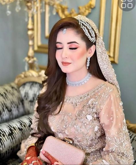 Pakistani Makeup Looks, Mehndi Dress For Bride, Afghan Wedding Dress, Pakistani Bridal Hairstyles, Casual Bridal Dress, Indian Dress Up, Swimming In The Ocean, Pakistani Bridal Makeup, Red Bridal Dress