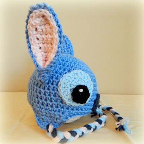 Stitch Inspired Alien Hat – Free Pattern Lilo And Stitch Crochet Hat Pattern Free, Crocheted Character Hats, Disney Crochet Hats, Frozen Crochet Hat, Pattern Design Ideas, Alien Hat, Crochet Caps, Beanie Pattern Free, Crocheted Clothes