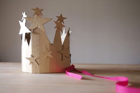 DIY Cardboard Crown Cardboard Crown, Teen Diy, Diy Cardboard Toys, Cardboard Costume, Magic Night, Cardboard Toys, Folding Origami, 15 Diy, Crafty Kids