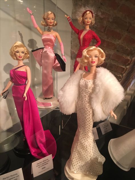 Barbie Marilyn Monroe Marilyn Monroe Doll, Marilyn Monroe Barbie Dolls, Marilyn Monroe Barbie, Marilyn Monroe House, Hollywood Barbie, Barbie Design, Americana Aesthetic, Barbie Sets, Barbie Family