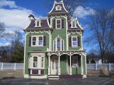 Victorian Dollhouse Exterior Colors, Alison Jr Dollhouse, Dollhouse Aesthetic, Green Dollhouse, Beacon Hill Dollhouse, Dollhouse Exterior, Haunted Doll House, Bloxburg Exterior, Dollhouse Design