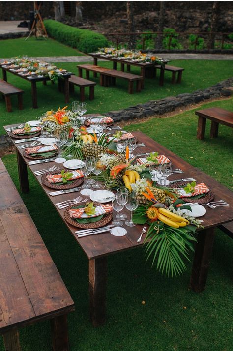 Havana Nights Party Table Decor, Brazilian Dinner Party Decorations, Luxury Luau Party, Hawaii Table Setting, Tropical Theme Picnic, Caribbean Event Decor, Upscale Luau Party Ideas, Fancy Hawaiian Party, Hawaiian Table Setting