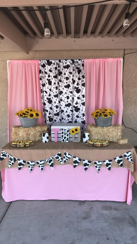 Cow Baby Shower Theme, Cow Birthday Party, Cow Birthday Parties, 2nd Birthday Party For Girl, Barnyard Birthday Party, Cow Baby Showers, Farm Theme Birthday, Farm Baby Shower, Farm Animals Birthday Party