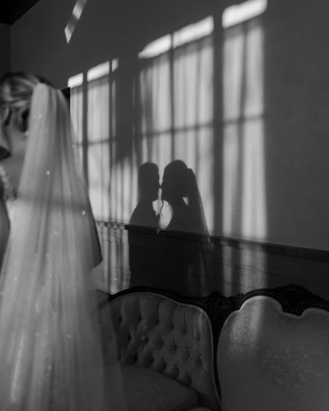 Black Wedding Photo Ideas, Black White Wedding Aesthetic, Wedding Photography Vintage, Black Tie Wedding Photos, Black White Wedding Photography, Dark Wedding Photos, Black And White Wedding Photography, Noir Wedding Photography, Black And White Wedding Photos