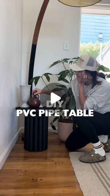 Easy Diy Side Table, Diy Side Tables, Pipe Diy Projects, Pipe Furniture Diy, Pvc Pipe Furniture, Side Table Diy, Pvc Paint, Pvc Pipe Crafts, Pvc Pipe Projects