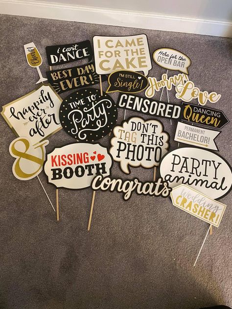 Photo Booth Prop Display Ideas, Photobooth Props Ideas, Photo Booth Quotes, Wedding Baseball, Farewell Party Decorations, Bollywood Night, Photo Booth Props Birthday, Nye Decorations, Freshers Party