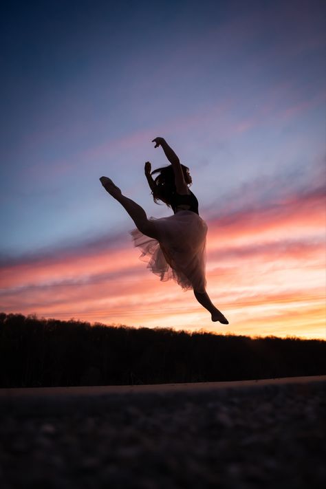 Pictures Of Dancers, Dance Photoshoot Poses Outdoor, Dancing Senior Pictures, Lyrical Dance Poses For Pictures, Senior Dance Picture Ideas, Dance Graduation Pictures, Dance Senior Picture Ideas, Senior Dance Pictures, Dancer Senior Picture Ideas