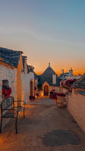 Trullo Puglia Italy, Italy Alberobello, Alberobello Italy, Mediterranean Aesthetic, Italian Town, Italy Holidays, Italy Aesthetic, Puglia Italy, Brno