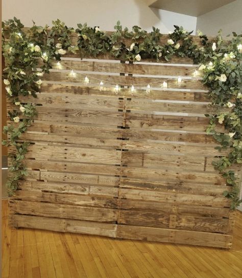 Wood Backdrop Wedding, Pallet Backdrop, Grad Party Inspo, Wedding Photo Walls, Rustic Wedding Backdrops, Pallet Wedding, Deco Champetre, Wedding Reception Backdrop, Wooden Backdrops