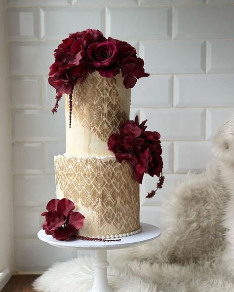 Burgundy Wedding Cake 2 Tier, Burgundy And Champagne Wedding Cake, Burgundy And Gold Cake, Burgundy Cake, Wedding Cakes Maroon, Champagne Wedding Cakes, Glamorous Wedding Cakes, Red Velvet Wedding Cake, Burgundy Wedding Cake