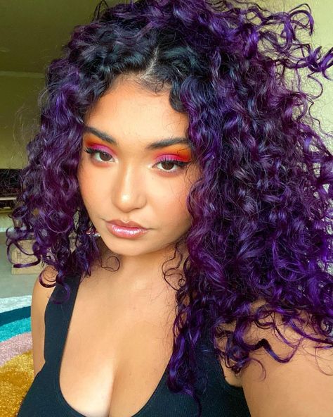 Purple Hair On Curly Hair, Purple Hair Makeup Ideas, Curly Hair Color Ideas Purple, Violet Purple Hair, Purple Hair Curly, Purple Hair Makeup, Curly Dyed Hair Purple, Purple And Black Curly Hair, Violet Curly Hair