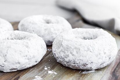 These Old Fashioned Powdered Donuts are such a classic dessert and one of my favourites. Each and every bite takes me bake to my childhood.Who doesn’t love donuts?! Donuts are my guilty pleasure. They pair perfectly with my morning coffee. I could eat them for breakfast lunch and dinnerThese cake like donuts are baked, not fried, and are dusted with powdered sugar. They also use simple ingredients and are super easy to bake at home! They are a definite crowd pleaser. Don't believe me?… Ube Donut Recipe, Ube Donut, Sugar Cookie Glaze, Donuts Homemade, Yeast Donuts, Doughnut Recipes, Homemade Donuts Recipe, Powdered Donuts, Pumpkin Spice Donut