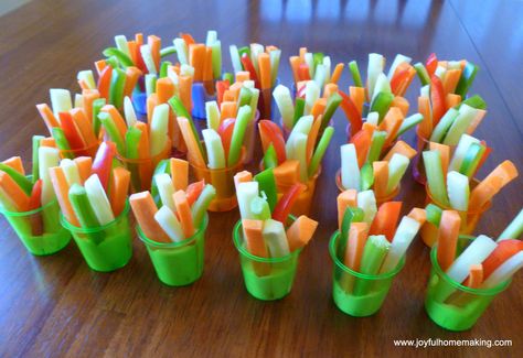 Cute way to serve veggies to kiddos...this uses yellow, green and red peppers, carrots, cucumbers and celery Veggie Cups, Graduation Party Foods, Vegetable Tray, Tray Ideas, Party Trays, Individual Servings, Veggie Tray, Shower Food, Party Snacks