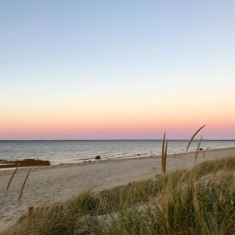 Cape Cod, Nantucket, Vineyard sur Instagram : Thankful for gorgeous Cape Cod sunsets . . . • • • • • #getbacktocapecod #capecod #capecodsunset #capecodbeach #beach #sunsetlovers… Cape Cod Instagram, Cap Cod, Cape Cod Beaches, Ocean Eyes, Sky Full, Coastal Living, Nantucket, Cape Cod, Instagram Aesthetic