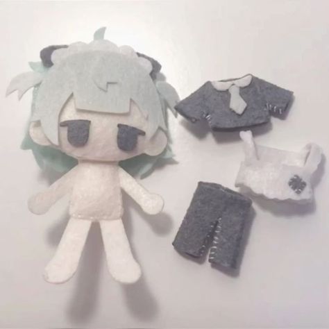 Felt Hair Doll, Plushie Design Drawing, Plushie Making Tutorial, Paper Doll Design, How To Make Your Own Plushie, Kawaii Felt Diy, Sewing Projects Plushies, Anime Plush Pattern, How To Make Plushies