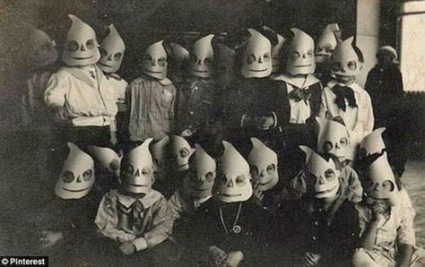 INQUIETANTES FOTOS ANTIGUAS Vintage Bizarre, Terrifying Halloween, Vintage Halloween Photos, Photo Halloween, Creepy Costumes, Creepy Vintage, Creepy Photos, Bear Halloween, Vintage Halloween Costume