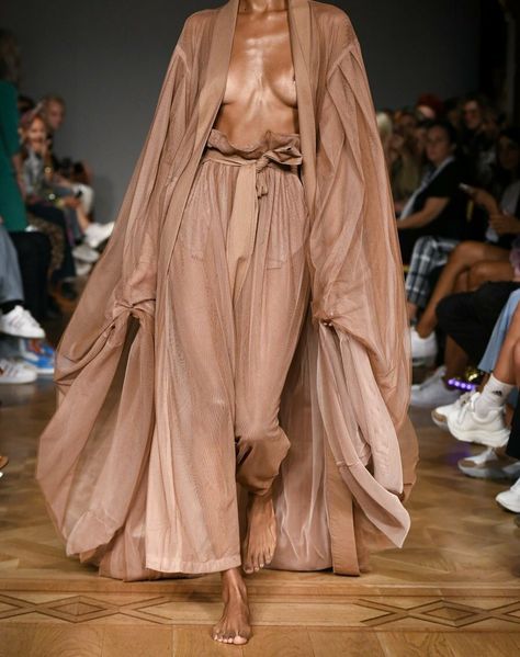 Sculpture Fashion, Fashion Draping, Draping Fashion, Swedish Fashion, Runway Trends, Abaya Fashion, High End Fashion, Mode Fashion, Creative Fashion