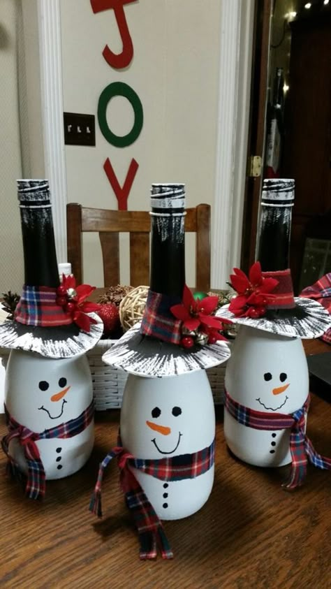 Diy Snowman Crafts, Wine Bottle Christmas Decorations, Crafts To Try, Wine Bottle Crafts Christmas, Snowman Crafts Diy, Christmas Wine Bottles, Wine Glass Crafts, Diy Glass Bottle Crafts, Wine Bottle Diy Crafts