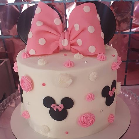 #minniemouse Minnie Mouse Cake 1 Tier, Minnie Mouse Cake Diy Easy, Minnie Mouse Diy Cake, Minnie 1st Birthday Cake, Minnie Mouse Smash Cake 2nd Birthday, Minnie Mouse Twodles Birthday Cake, Minnie Mouse Birthday Sheet Cake, Minnie Mouse Cake Ideas Pink, Mine Mouse Birthday Cake