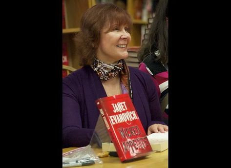 12 Authors You Didn't Know Were From New Jersey | HuffPost Entertainment Janet Evanovich Books, Stephanie Plum, Patricia Cornwell, Janet Evanovich, Contemporary Romance Novels, Essay Contests, Free Writing, Popular Books, Famous Books